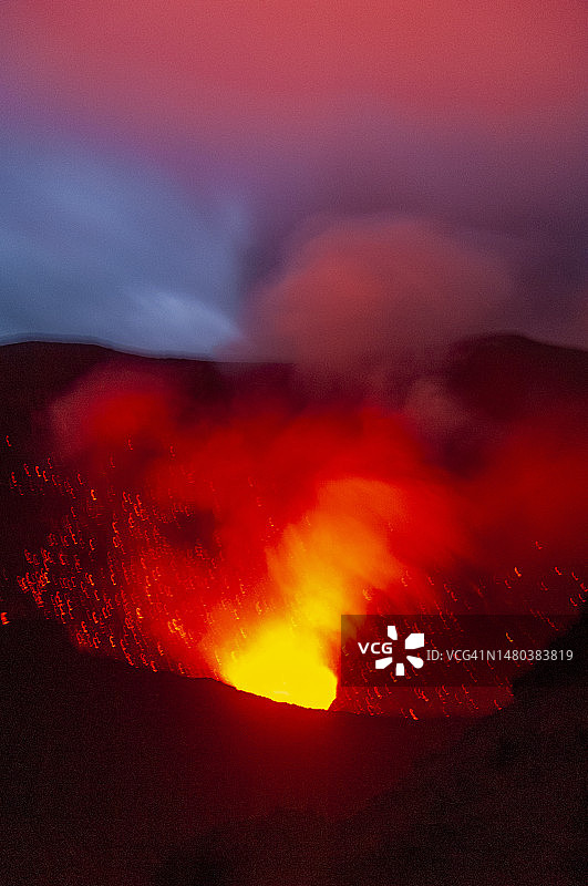 亚苏尔火山喷发图片素材