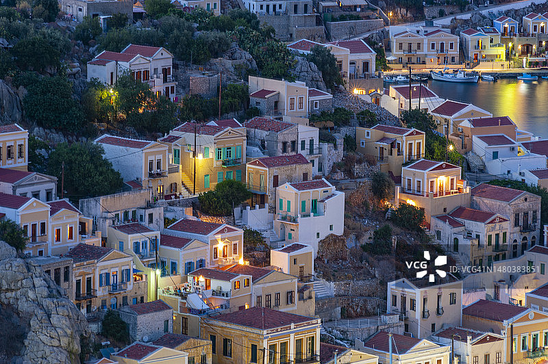 希腊锡米岛暮色中的彩色房屋图片素材