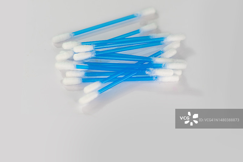 白色桌子上的一组棉签图片素材