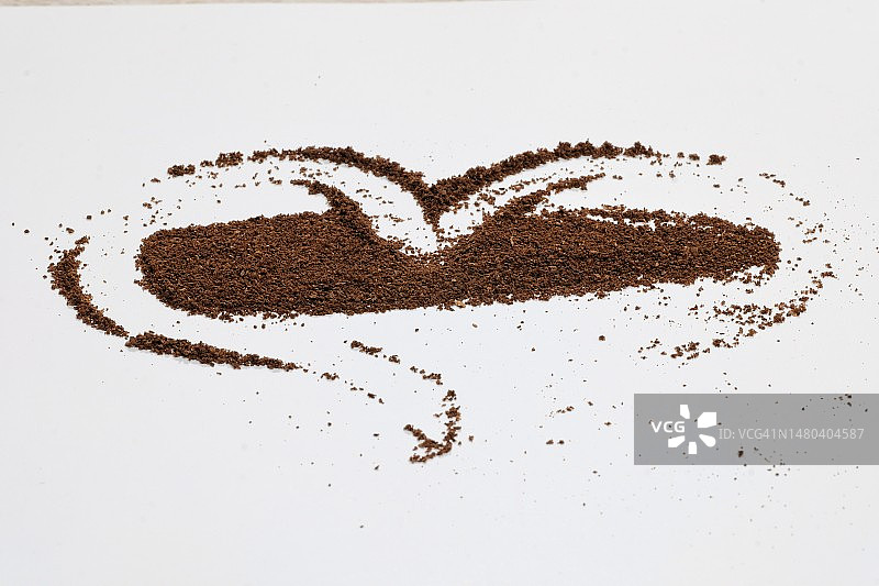 白色桌上心形粉末特写图片素材