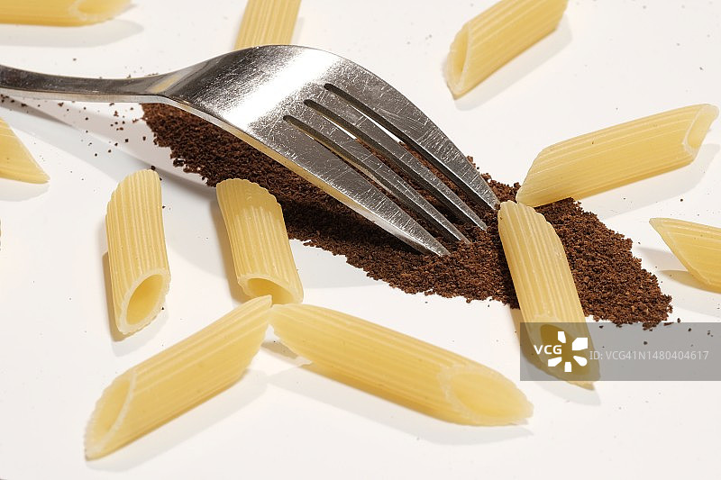 带粉末的刀叉和干意面图片素材