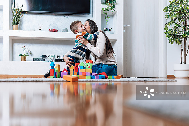 中年母亲和儿子用玩具激发创造力图片素材