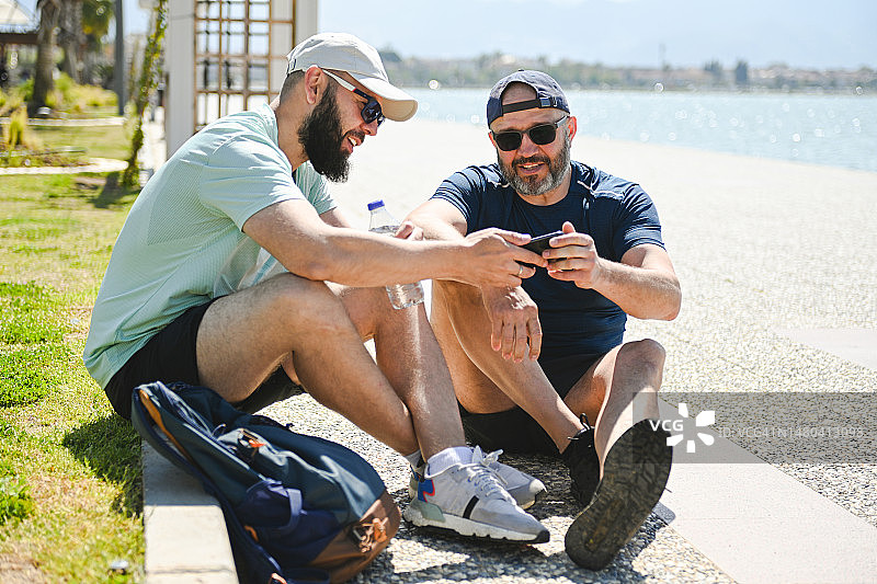 两个好朋友在沙滩上散步和做运动图片素材