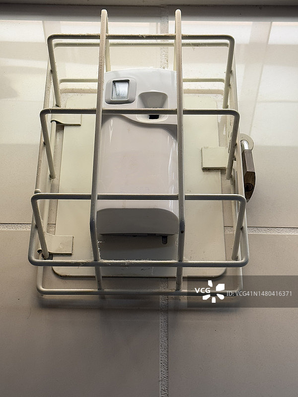 安装在防盗笼内的壁挂式自动空气清新剂图片素材