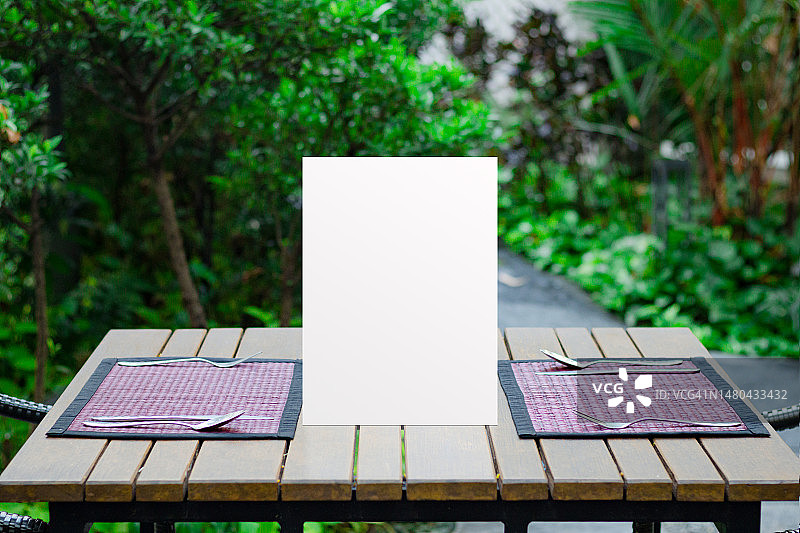 桌上的白色矩形菜单特写图片素材