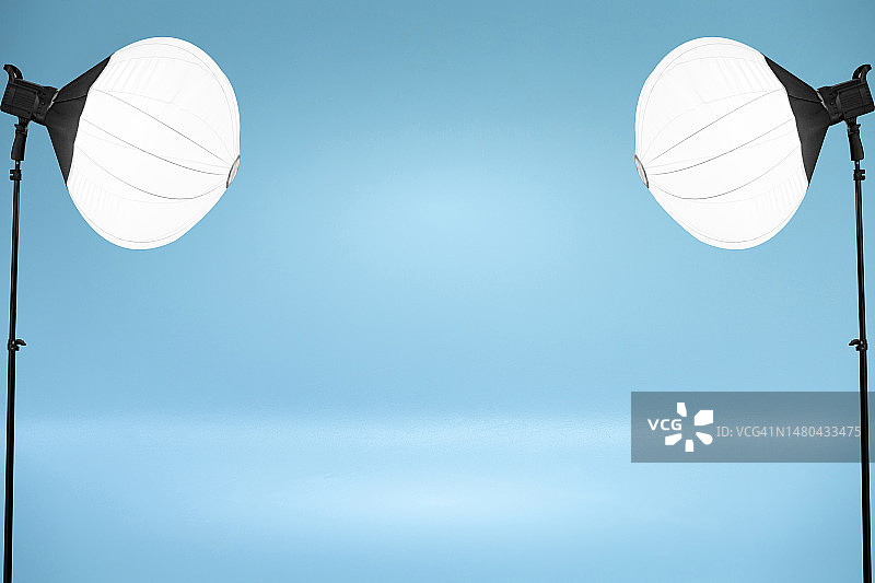 柔光箱灯光设备，带柔光箱和蓝色背景的影室灯光设备图片素材