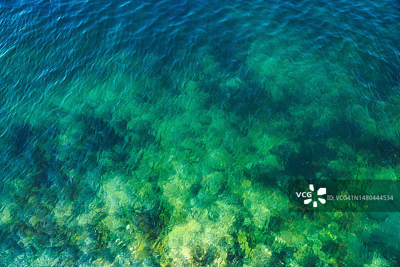 清澈透明的海滩图片素材