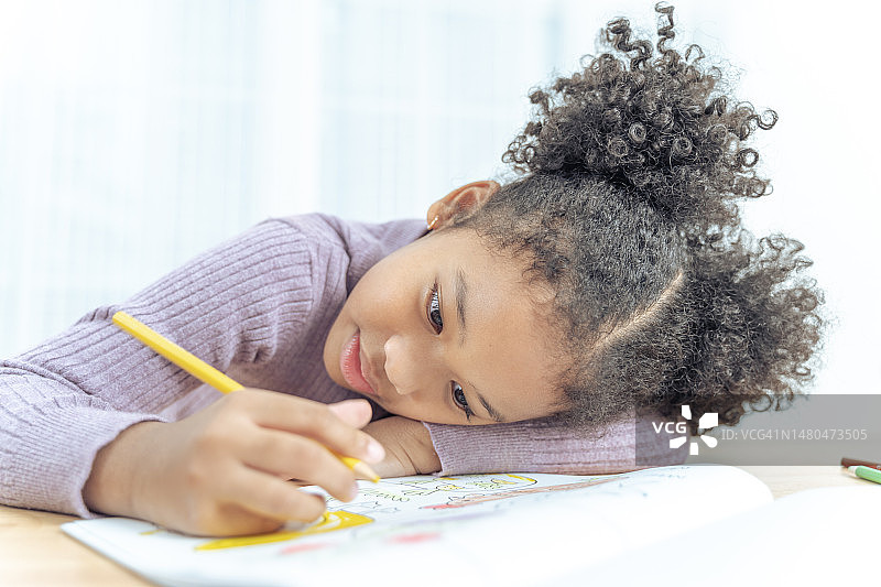 非洲女孩在家学习和做功课图片素材