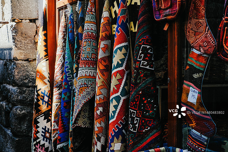 土耳其市场上的彩色土耳其地毯照片图片素材