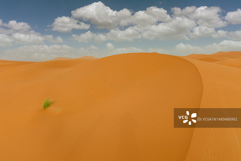 摩洛哥南部撒哈拉沙漠的沙丘图片素材