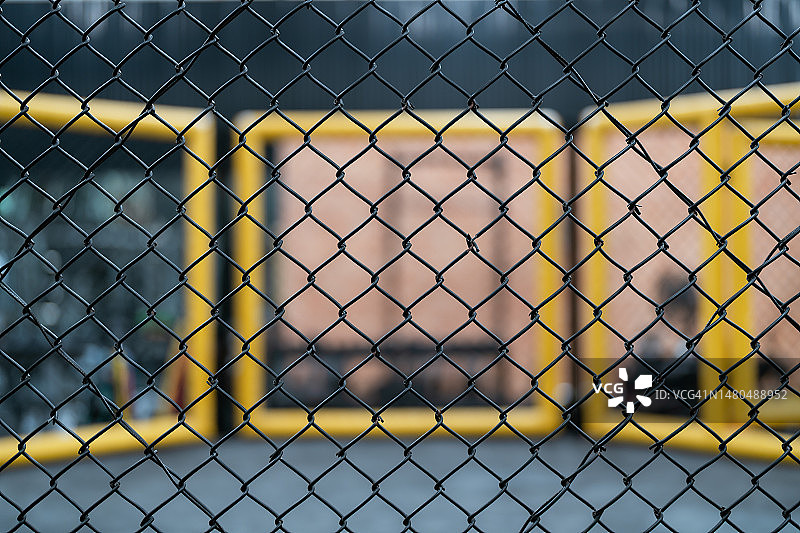 拳击体育场：健身房内的拳击练习区图片素材