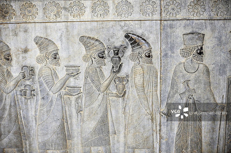 波斯波利斯阿帕达纳的浅浮雕，描绘了吕底亚人向国王赠送礼物图片素材