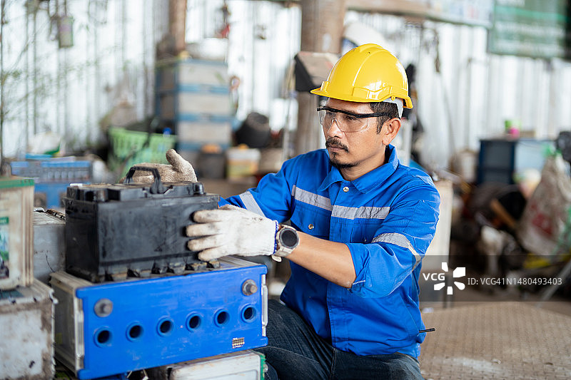 男技师在工厂操作电池图片素材