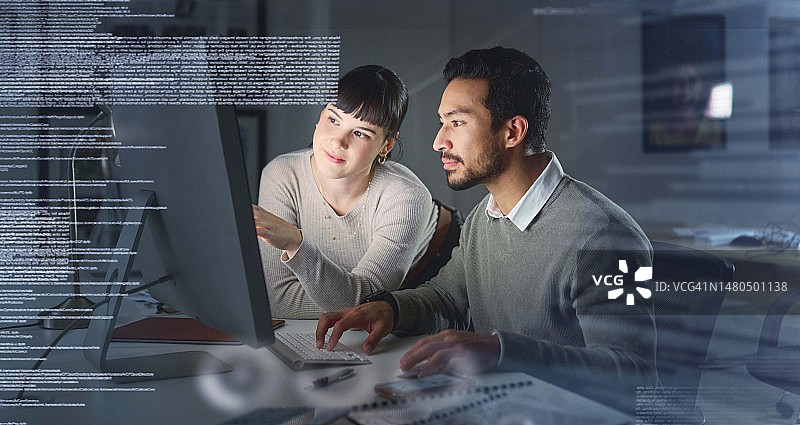 商务人士，通过协作和信息技术进行编码，使用计算机进行编码，合作和覆盖。软件开发，团队会议，男女在办公室，专注和打字图片素材