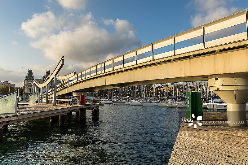 马雷马格南的行人天桥图片素材