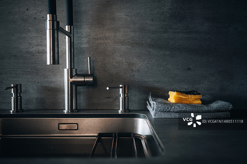 现代厨房水龙头和水槽图片素材