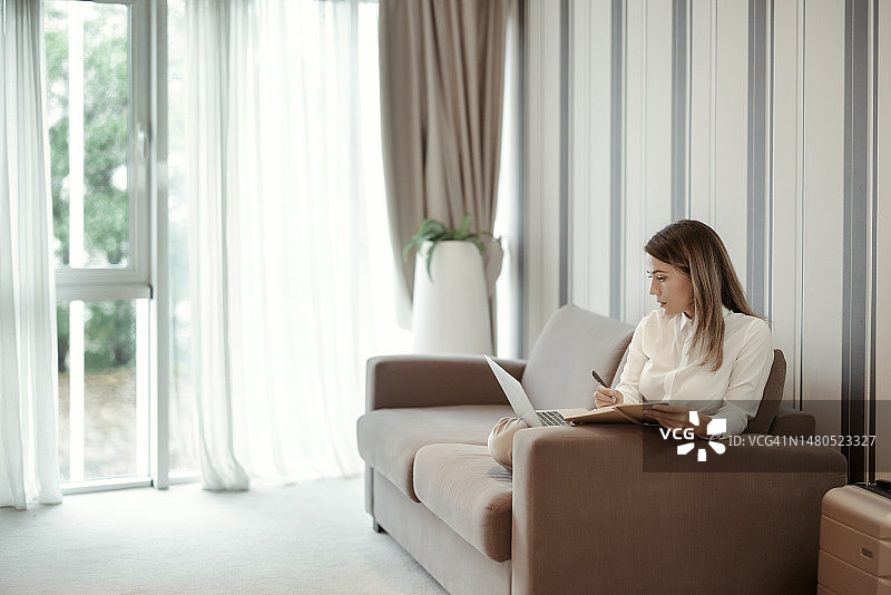 在舒适的酒店房间里保持联系图片素材