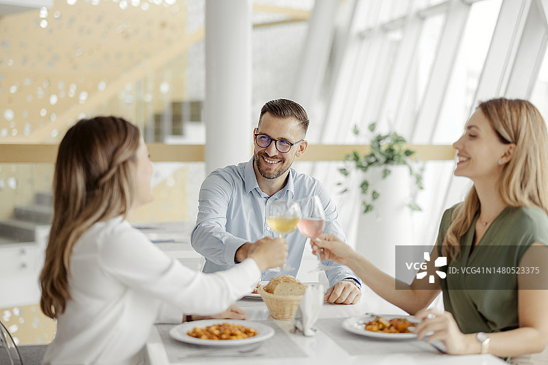 商务人士举杯庆祝图片素材
