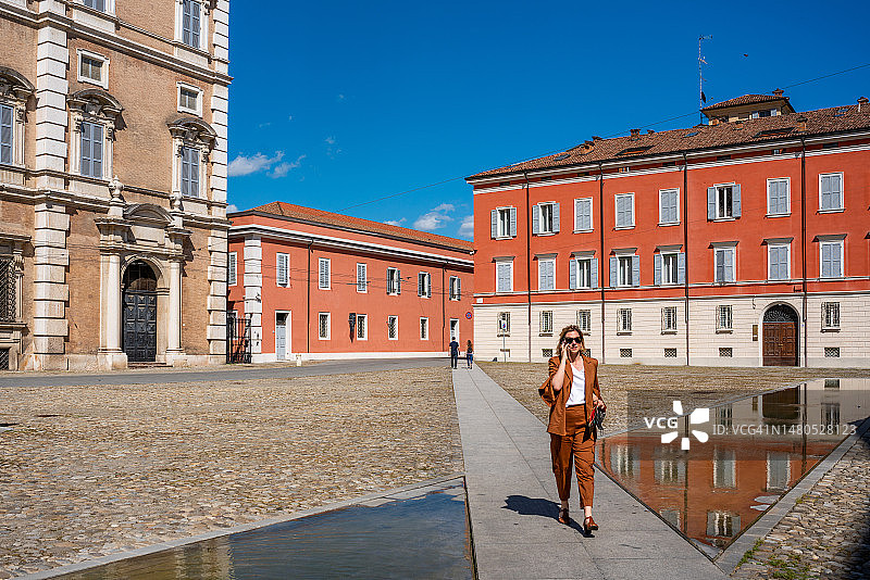 在摩德纳罗马广场行走的女人图片素材