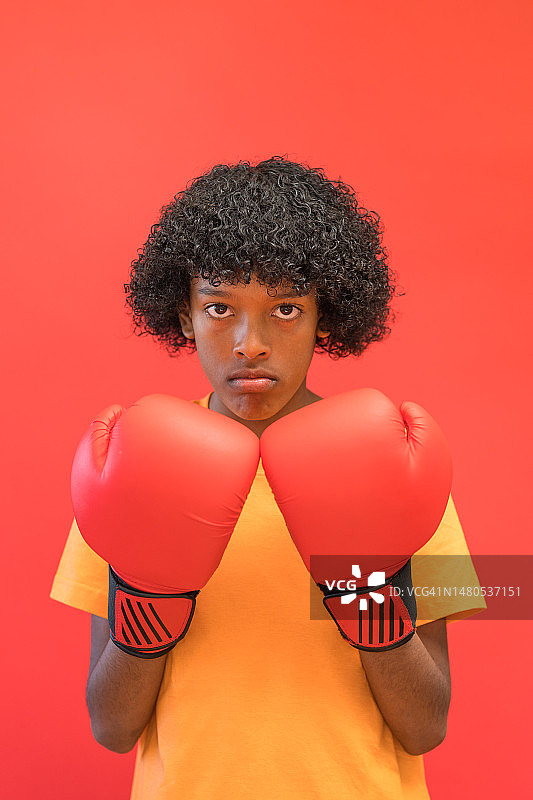 戴红色拳击手套的男孩图片素材