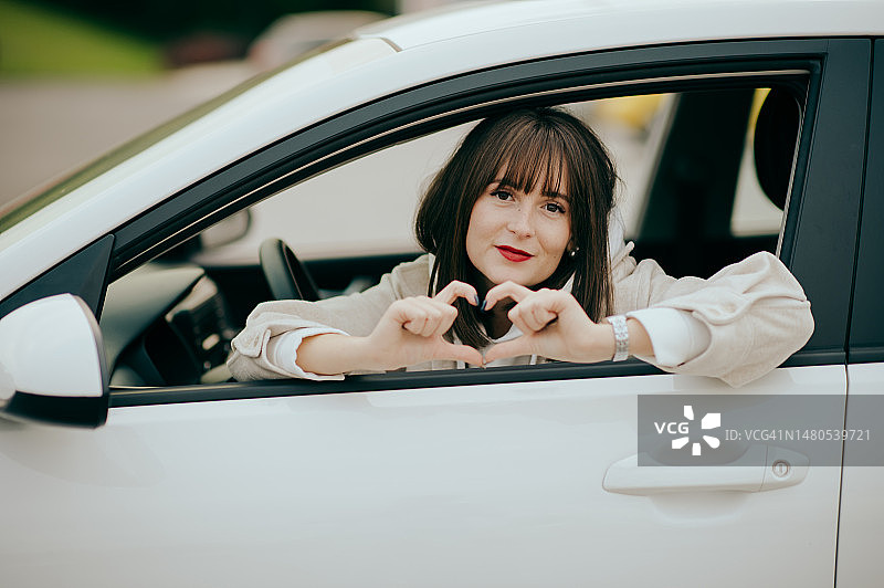 车内的青年女子肖像图片素材