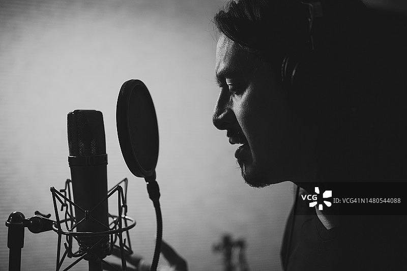 在录音室录音的男歌手图片素材