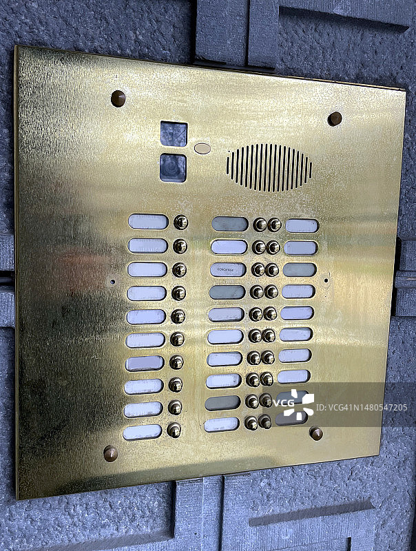 建筑物入口处的旧对讲系统图片素材