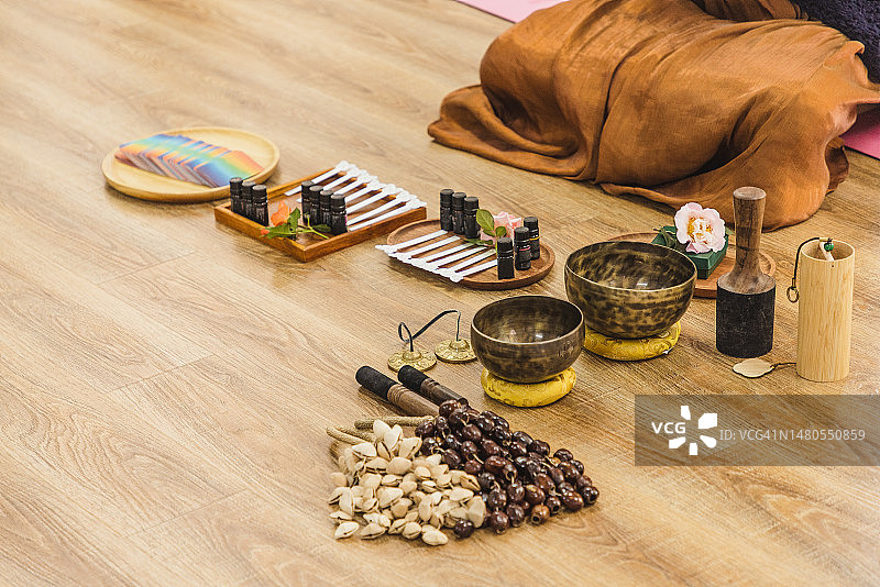 进行芳香疗法和音乐疗法图片素材