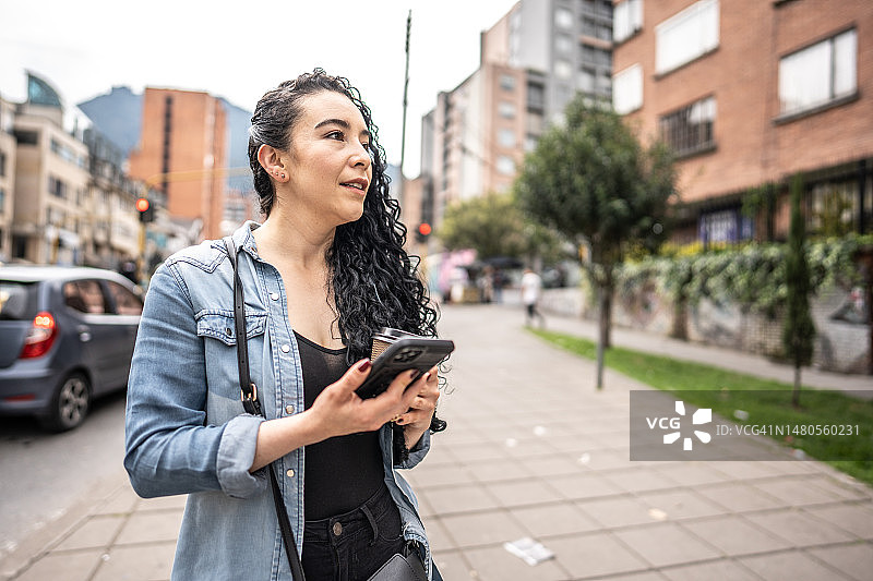 中年妇女在城市里使用手机图片素材