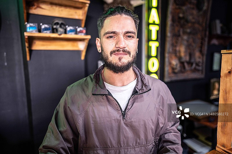 在纹身工作室的年轻男子肖像图片素材