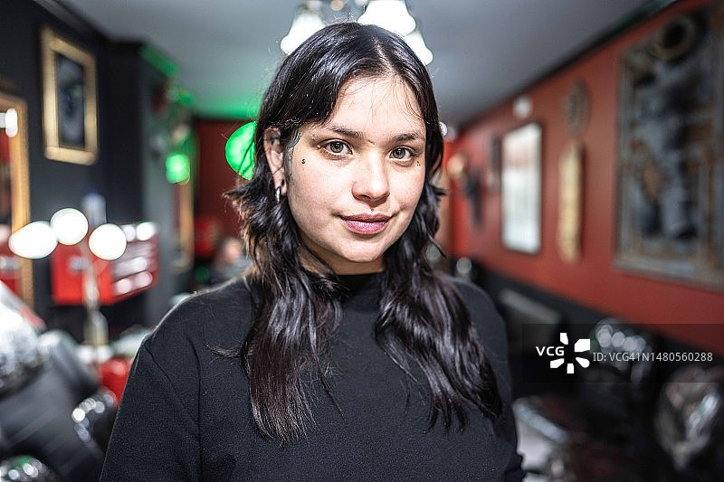 纹身店里的年轻女子肖像图片素材