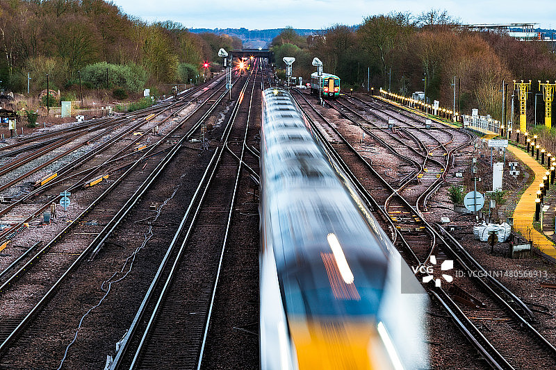 傍晚时分行驶的客运列车的模糊影像图片素材
