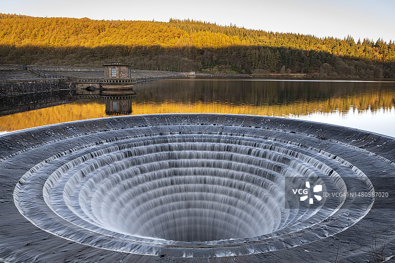 英格兰德比郡Ladybower水库的溢洪道图片素材