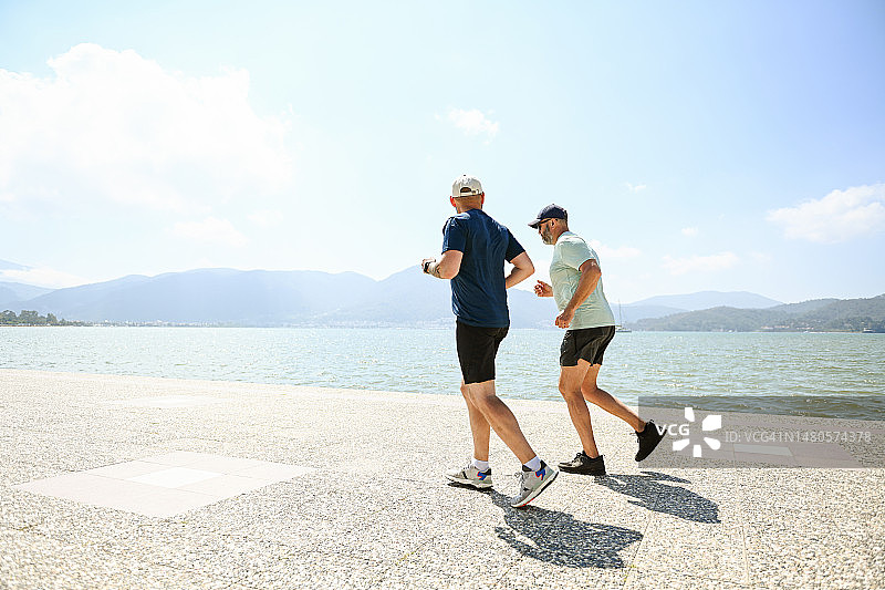 两个好朋友在沙滩上散步和做运动图片素材