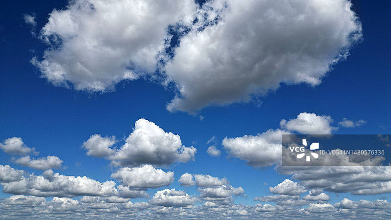 蓬松的云彩图片素材
