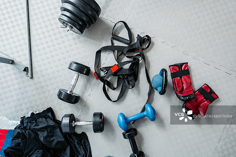 健身房地板上的运动器材图片素材