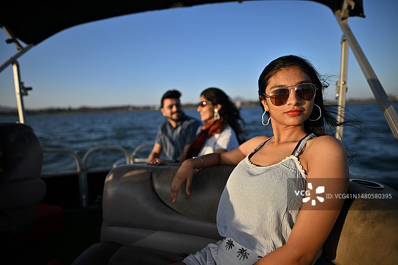 与家人一起享受舒适游船之旅的十几岁女孩图片素材