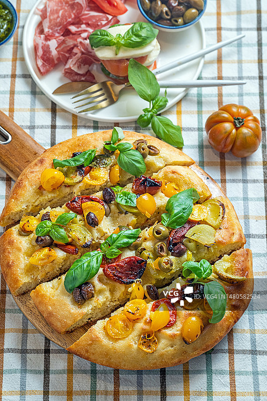 佛卡夏面包、番茄和橄榄图片素材