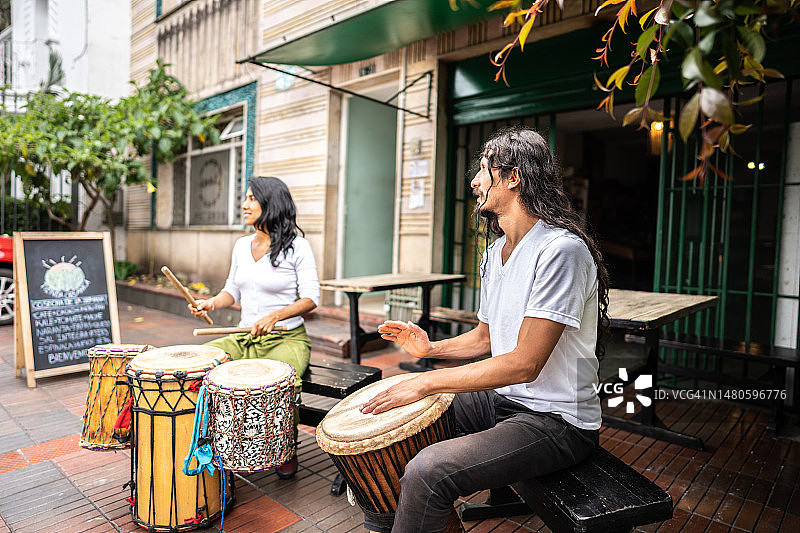 朋友们在户外演奏非洲鼓图片素材