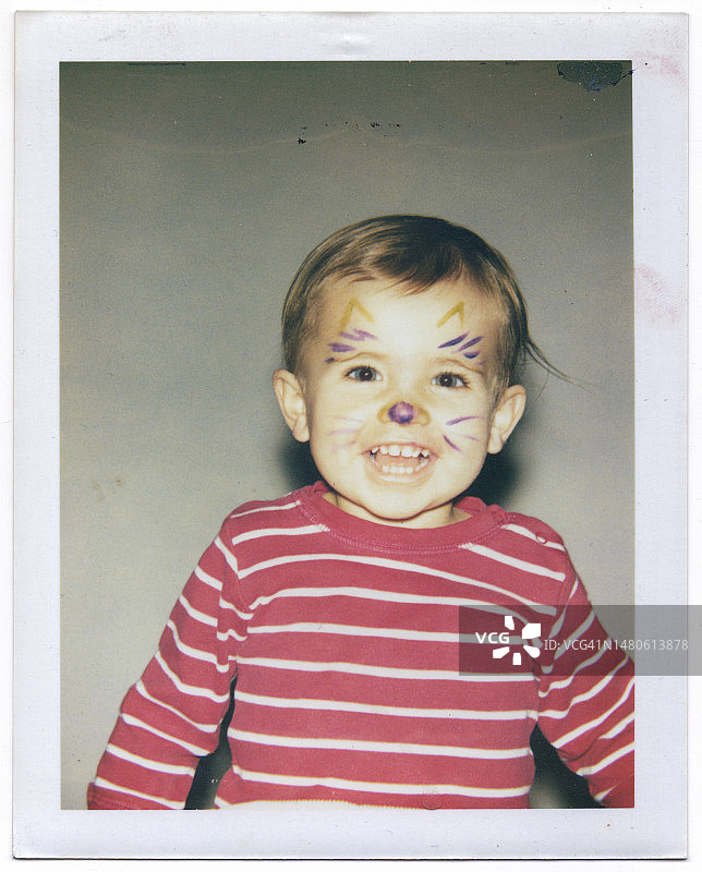 画着脸谱的幼儿在笑图片素材