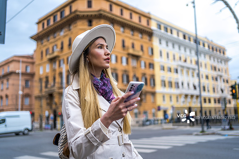 年轻女人在城市使用手机图片素材