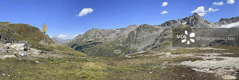 瑞士格里松斯富尔克拉达格里亚莱奇山峰全景，皮兹穆特乔姆贝尔峰、皮兹阿尔普舍拉峰和皮兹萨苏拉峰徒步小径图片素材