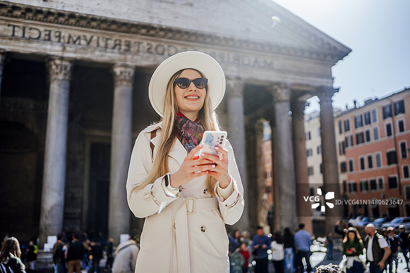 年轻女人在罗马万神殿前使用手机图片素材