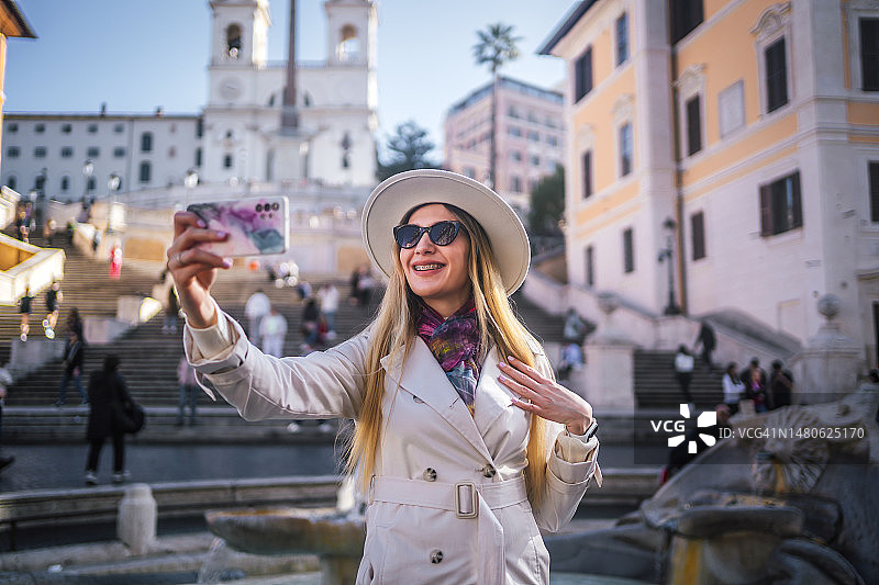 在罗马西班牙阶梯前自拍的女游客图片素材