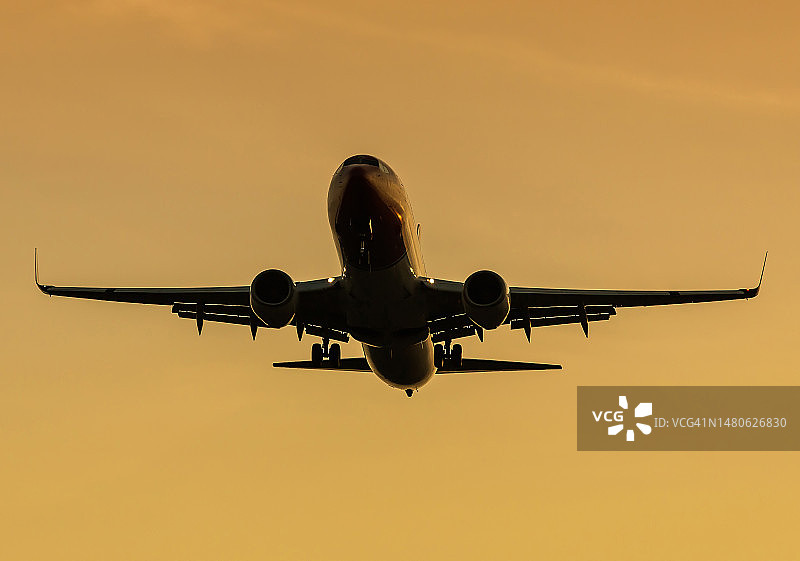 日落时分着陆的飞机图片素材