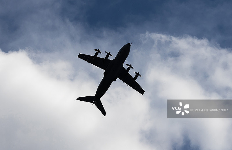 天空中的空中客车A-400M军用运输机图片素材