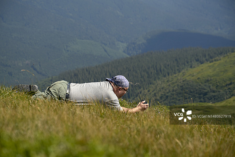 田野摄影师正在拍摄图片素材