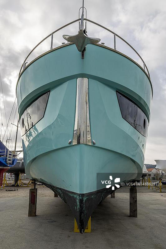 克罗地亚达尔马提亚穆尔泰干船坞中的豪华游艇船头图片素材