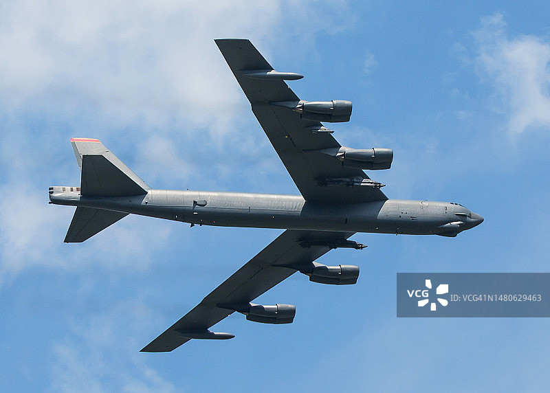 B-52军用飞机在空中图片素材