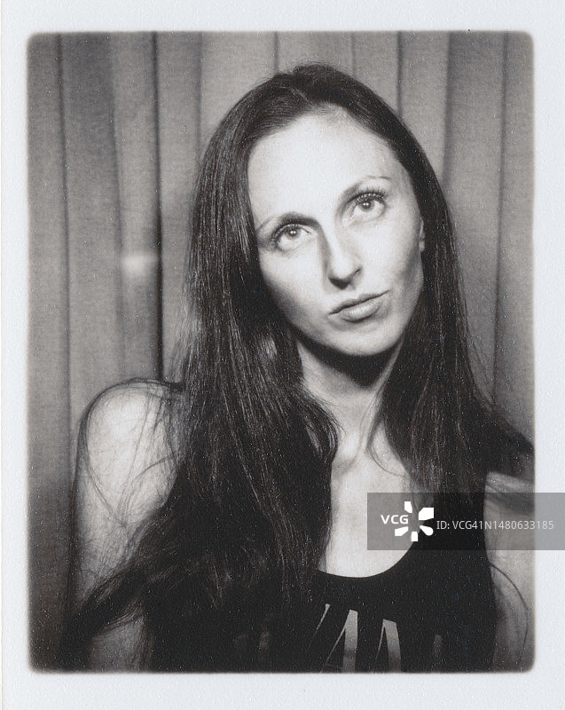 有态度的X世代女性在照相亭里翻白眼图片素材